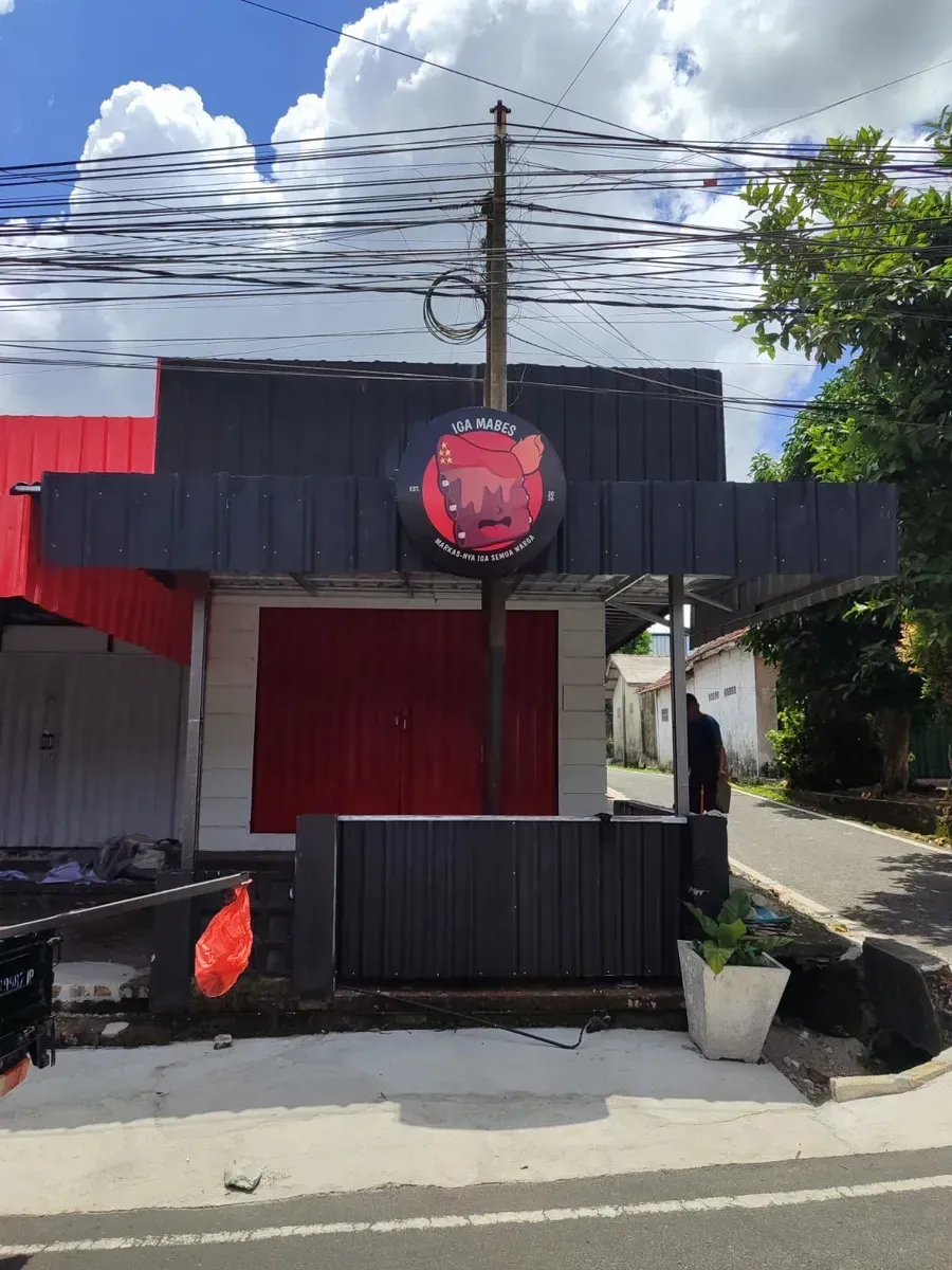 Tampak depan Iga Mabes dengan logo maskot di atas pintu