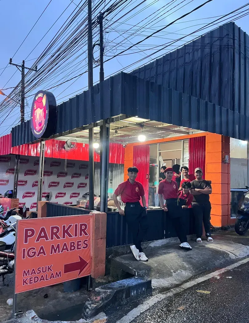 Tampak depan Iga Mabes dengan papan Parkir Iga Mabes dan kru berseragam merah