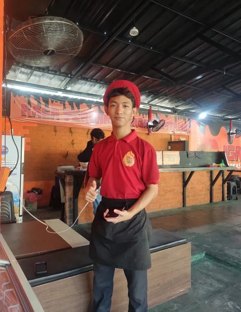 Kru Iga Mabes berbaret merah di depan meja kasir