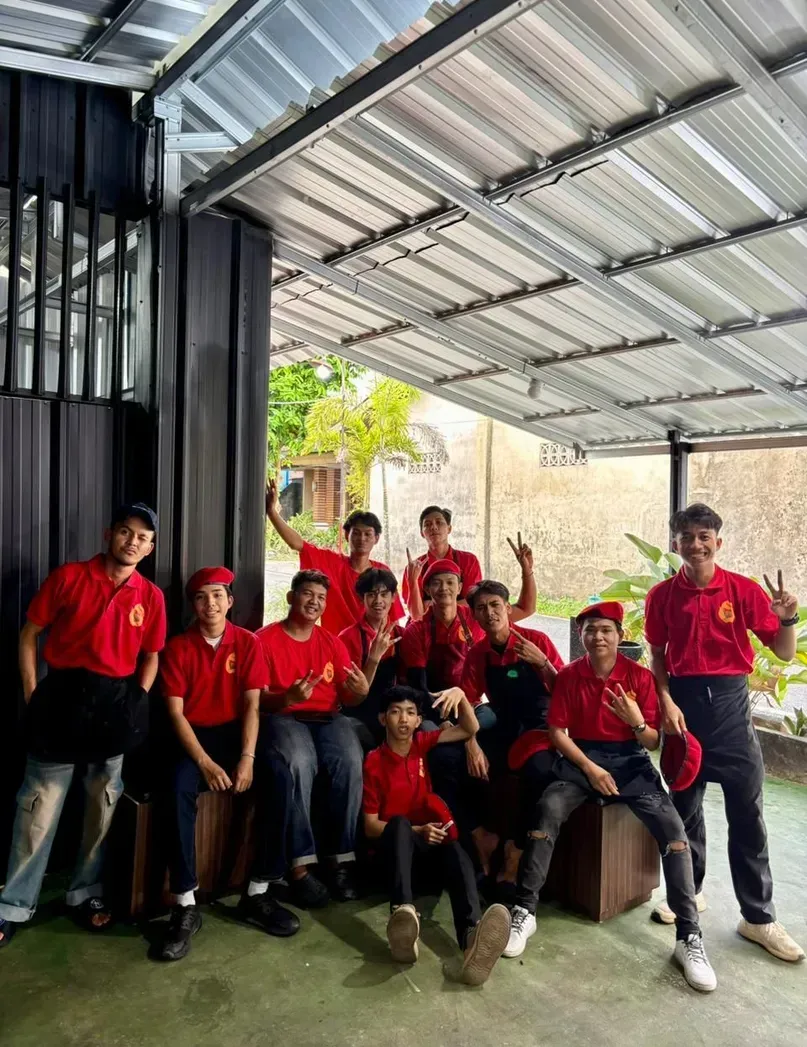Foto bersama seluruh kru Iga Mabes berseragam merah